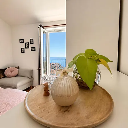 Iris Apartment *